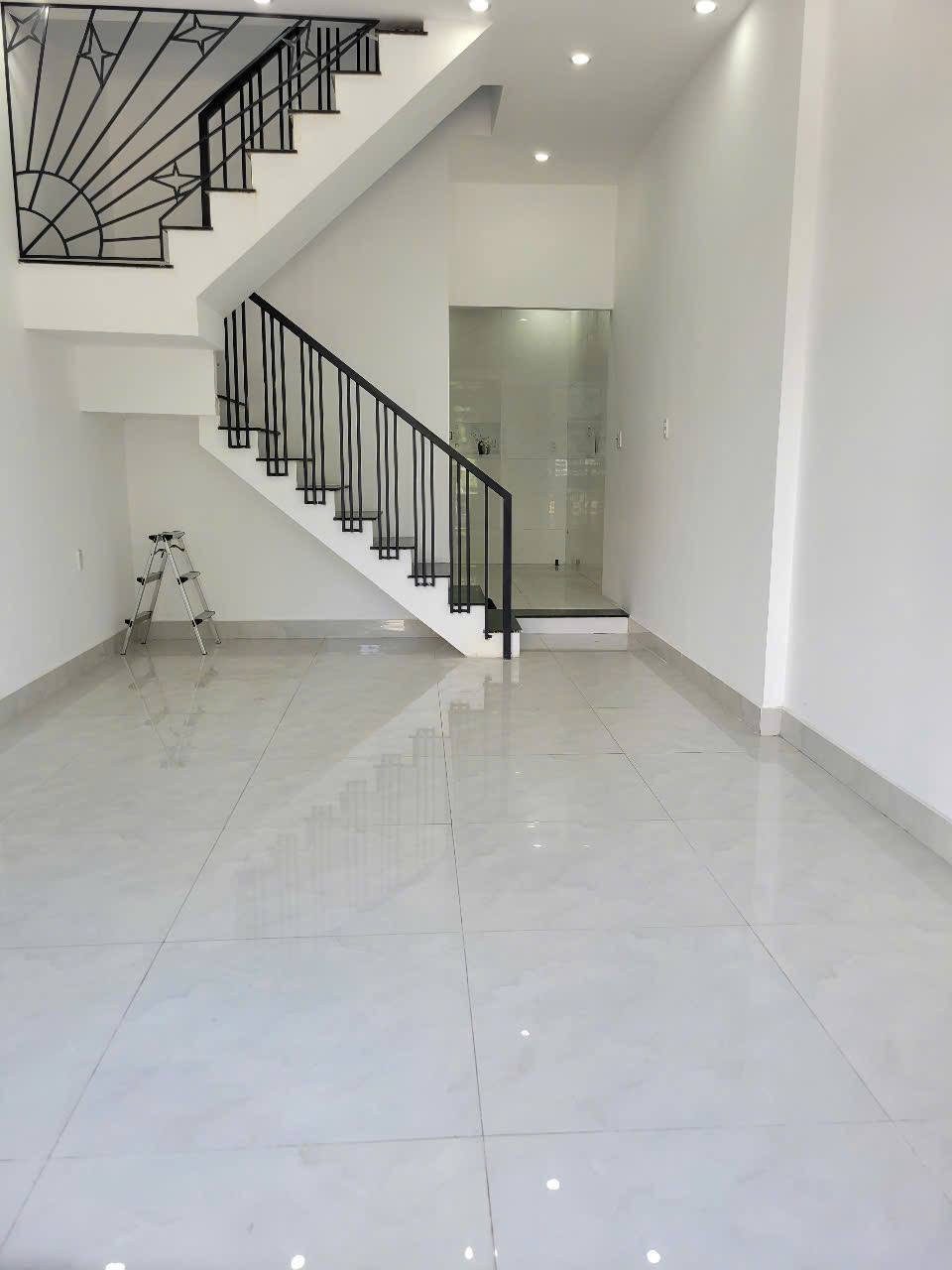 Cho thuê nhà 2 tầng mới xây mặt tiền đường 3 Tháng 2 - Hải Châu