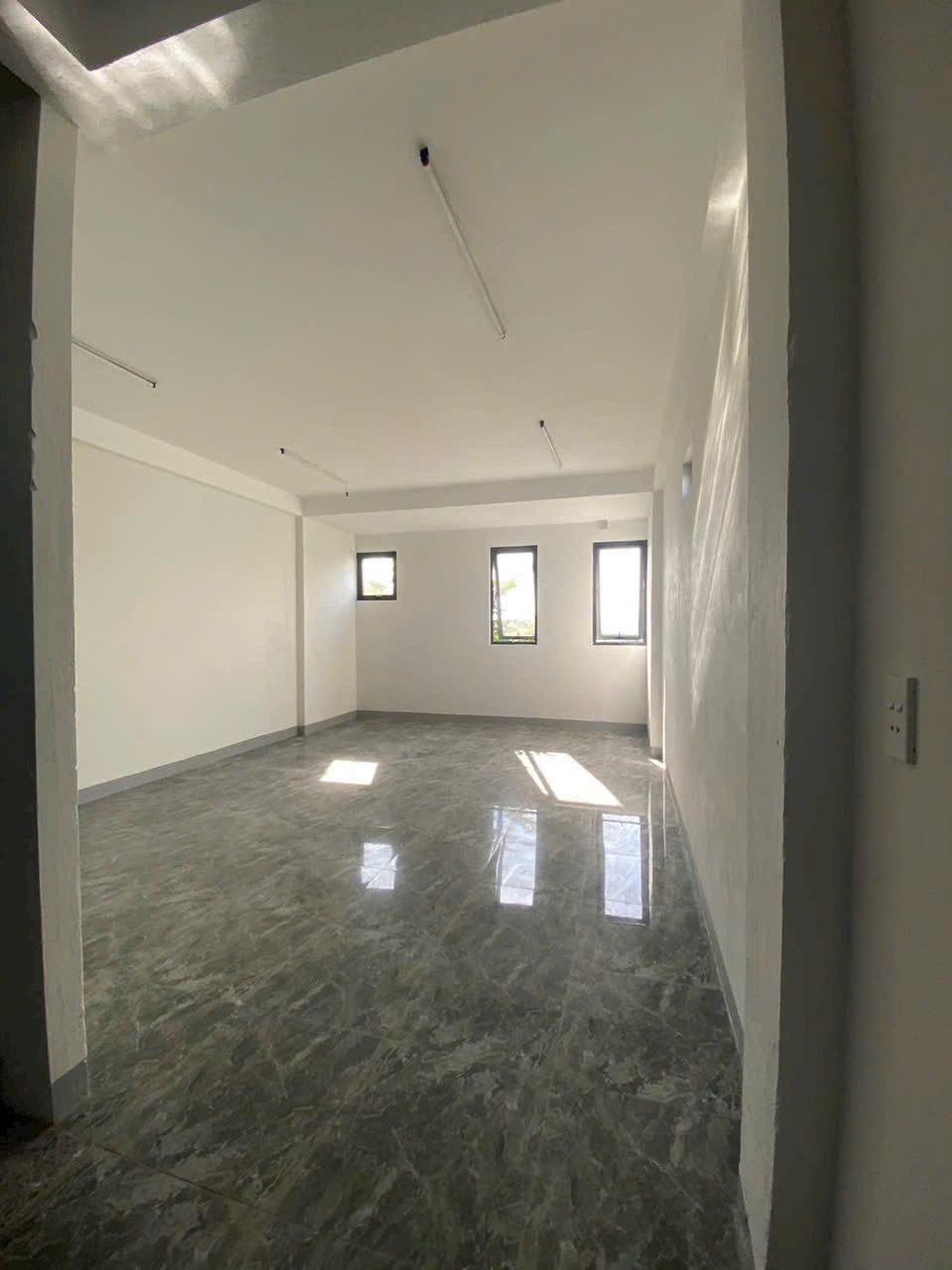 Cho thuê nhà mặt tiền Hoài Thanh, 6 phòng ngủ, 4 tầng, giá 25 triệu/tháng