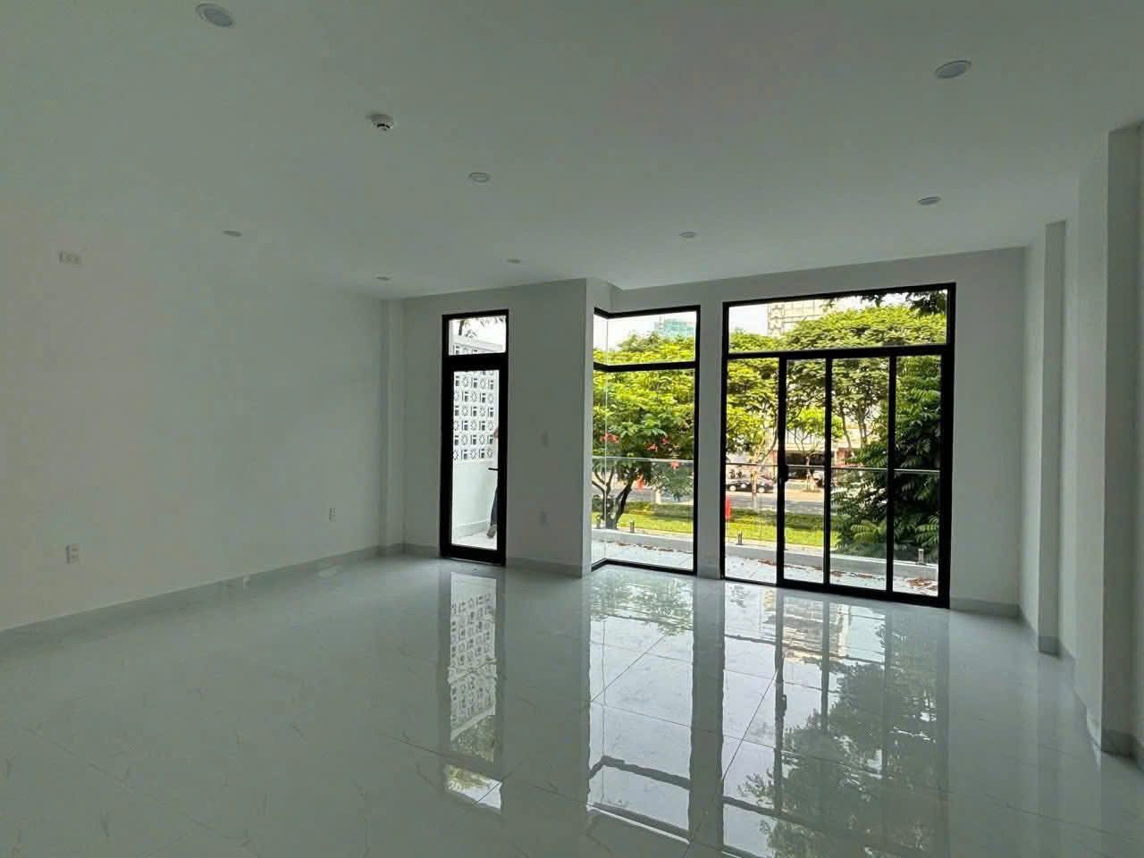 Cho thuê shophouse 4 tầng mặt tiền Nguyễn Sinh Sắc, Hòa Minh