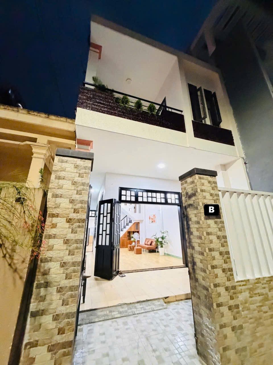 Cho thuê nhà kiệt ô tô Nguyễn Văn Thoại, Mỹ An - Giá tốt, nội thất cao cấp