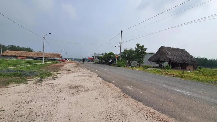 Kẹt tiền sang gấp 260m2 đất sát chợ, kcn tiện xây trọ giá 300tr