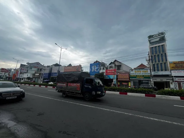 Mặt tiền Quốc Lộ 13 : 1 TRÊT 5 LẦU , đang cho thue 45 củ. Đã hoàn công
