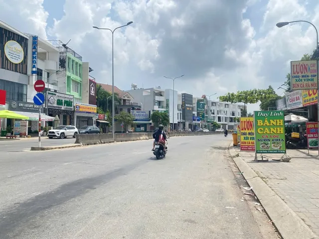 Bán đất mặt tiền đường Liên Quận 9 Lô Góc 2 Mặt đường 30M dt 20m x 36,2m2 sổ đỏ CN