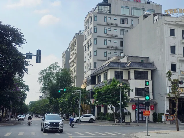 Bán đất dự án cao nguyên ngọc hân. Dãy NO mặt đường ngô tất tố. Được xây 12.5 tầng. Diện tích 382.5m mặt tiền 14m hướng tây nam. Phường võ cường tỉnh bắc ninh