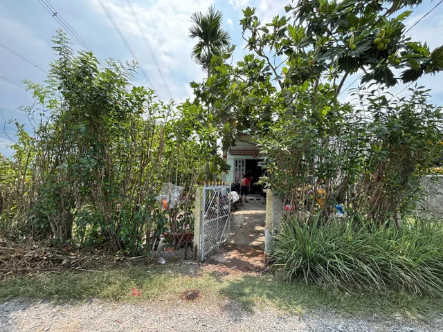 Bán đất 948m² FULL THỔ . Có nhà cấp 4 trên đất
Ngang 14.1m giá 4,4 tỷ Xã Hòa Khánh, còn TL nhẹ thiện chí hẳn nhắn tin em. 
Chính chủ ko môi giới, dây điện cao thế nằm song song (ko đi ngang qua đất nhà, vì lô đi ngang đã giải tỏa đi).