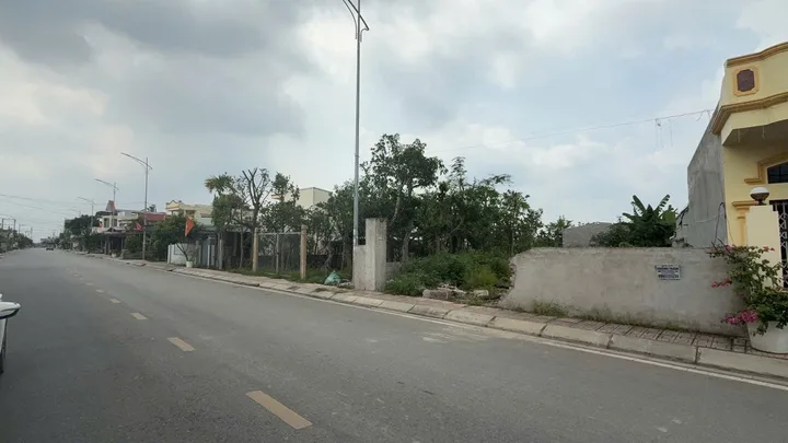 X Bán đất 195m² ngang 9m . mặt đường liên xã 12m . giá 3.65 tỷ Xã An Lão(Tân Dân). liên hệ 0362558882