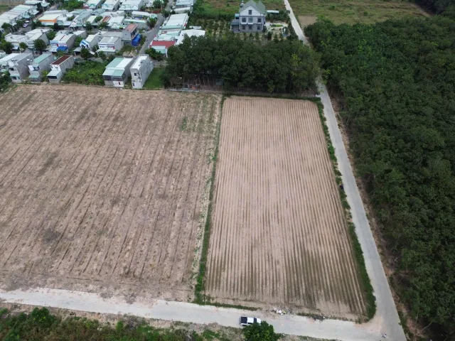 Bán đất 5259.6m² ngang 110m giá 18 tỷ Phường Chánh Phú Hòa có thể phân lô tách thửa đang được phủ full hồng kế bên khu nhà ở xã hội Kim Oanh.