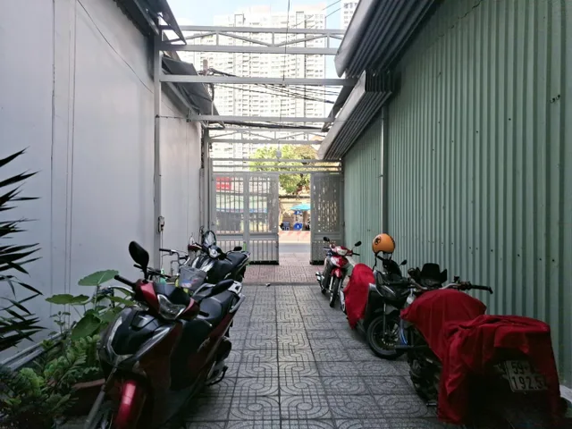 Bán nhà gấp C4 MT Huỳnh Tấn phát quận