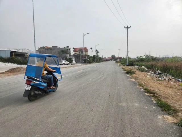 Bán đất 100m² ngang 5m mặt đường 352. giá 2.05 tỷ Xã Việt Khê( lại Xuân). liên hệ 0362558882