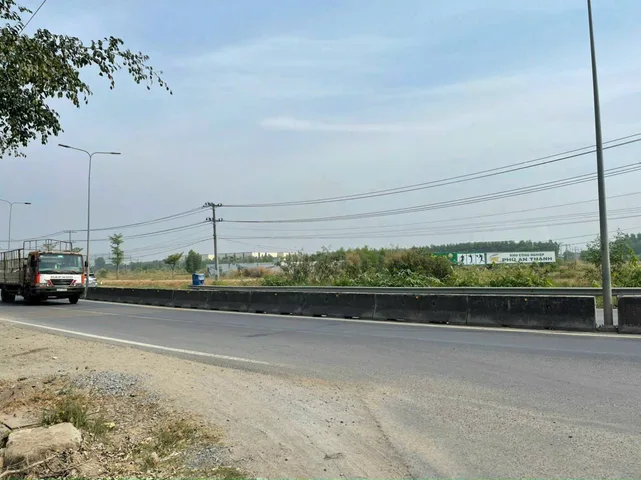 1400m2 đất mặt tiền TL 824 ( có 450m2 thổ cư) xã Lương Hòa, Bến Lức, Long An giá 15,05 tỷ