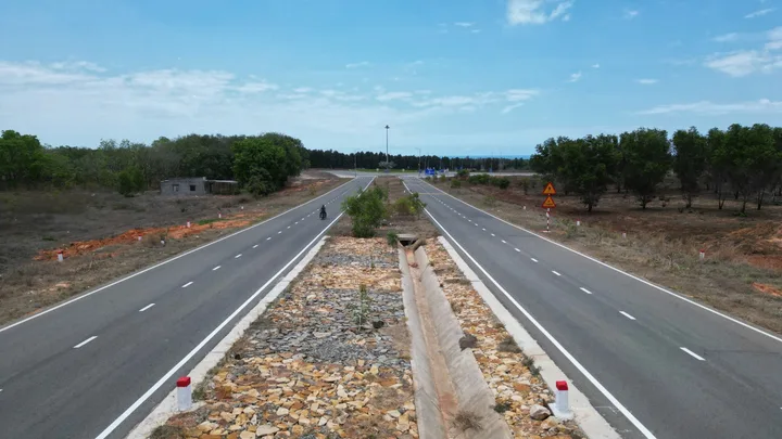 Bán gấp 7600m2 đường nhựa Hàm Kiệm - Tiến Thành (giá ngộp) Lh 0982.482.666