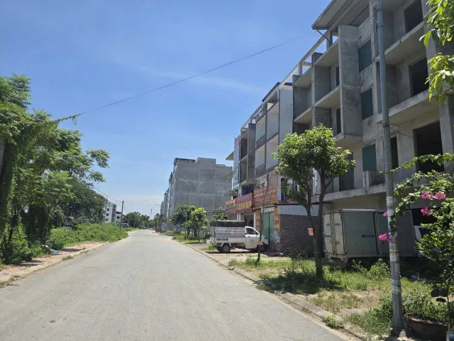 Bán 100m đất mặt tiền 5m hướng đông nam. Sẵn nhà xây thô 4 tầng. Dãy cl2 mặt mương. Dự án paradol 1 vạn an. Phường kinh bắc tỉnh bắc ninh