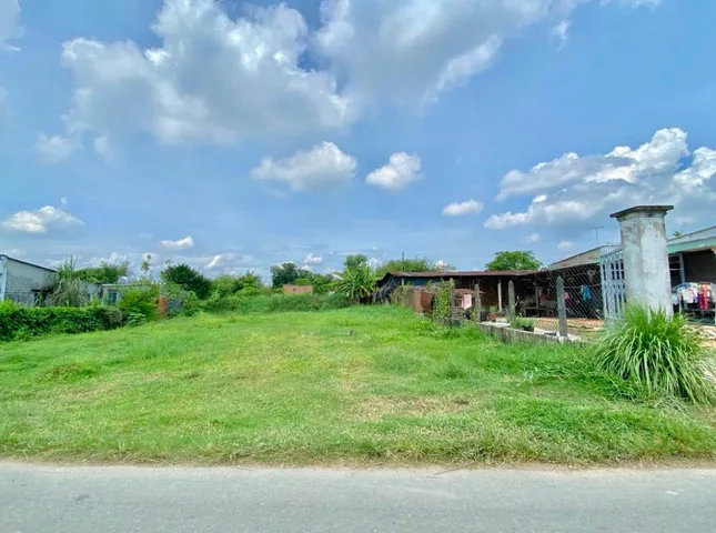 lh: 0909 .044 186. tôi cần sang gấp lô đất 250m2 giá 365tr nằm sát QL14, ngay chợ dân cư đông, rất tiện mua ở xây trọ , kinh doanh buôn bán