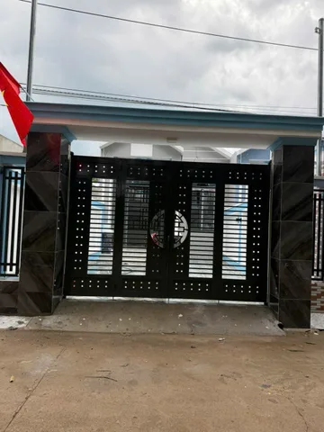📣📣📣 BÁN NHÀ 
 ap 4 sông trầu sát thi trấn .
 Dt 5x28 sổ riêng thổ cư 100%
Đường về tong 6m . Khu dân cư hiện hữu 
Nhà xay 1 p khách .3p ngủ .bep tolet . Sân xe hơi .sân phơi phía sau .