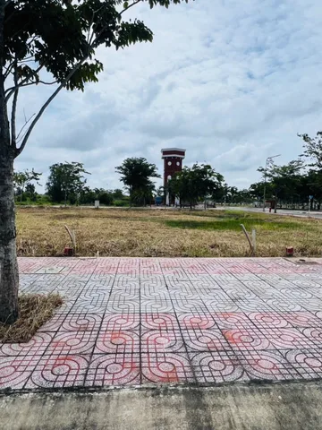 GẤP! Nền full thổ vuông vức hạ giá 830Tr Ra nhanh đường ĐT824 Lương Bình, Bến Lức vị trí giáp Hựu Thạnh, Đức Hòa, Long An cũ.