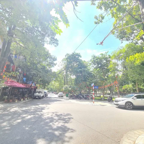 Bán nhà 3 tầng. Diện tích đất 78.2m. Mặt đường nguyễn quan ca. Cạnh vườn hoa. Khu suối hoa. Phường kinh bắc bắc ninh