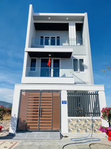 CHỈ HƠN 4 TỶ SỞ HỮU NHÀ 3 TẦNG TRUNG TÂM TP. BÀ RỊA – ĐỐI DIỆN TRƯỜNG HỌC, VỊ TRÍ KHÔNG THỂ ĐẸP HƠN!