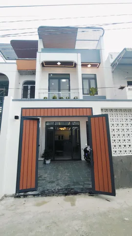 Nhà mới sổ hồng riêng đã hoàn công có 3 phòng ngủ 3 WC thiết kế hiện đại vị trí dân cư đông đúc, cách ngã ba Mỹ Hạnh 100m đi về cầu lớn Hóc Môn 2km LH: 0961 359 289 gặp Phát Đạt xem nhà ạ