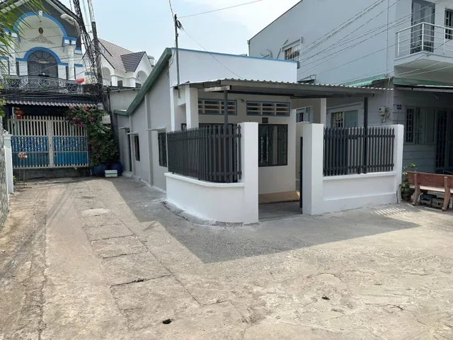 Nhà cấp 4 còn mới đẹp trung tâm Phú Cường-3 mặt tiền thoáng sổ hoàn công (phường Thủ Dầu Một-TP.HCM) đường oto,1/Thích Quảng Đức gần Chùa Tây Tạng
