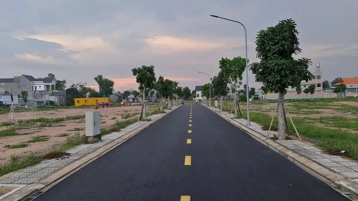 Cần sang tay gấp lô đất 100m2 ngay sân bay Quốc Tế Long Thành , mặt tiền phố Phùng Hưng giá 1tỷ350 , có sổ sẵn.