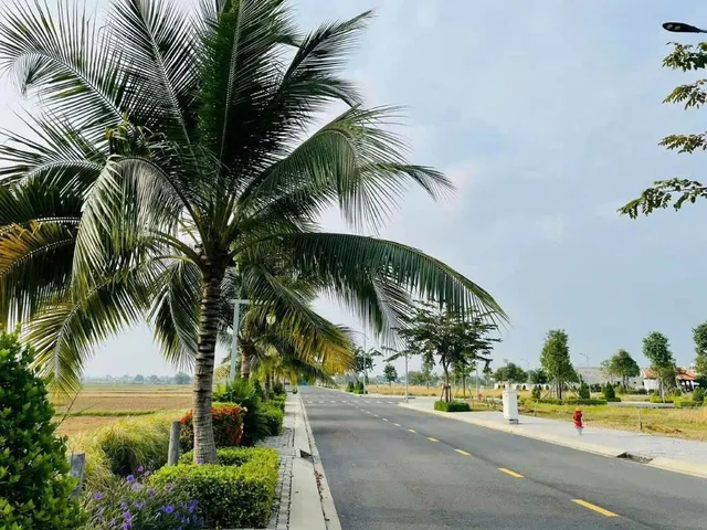 Chọn ngay lô đất 100m2 chỉ hơn 990 triệu, full thổ cư, có sổ sẵn, mặt tiền lộ giới 25m, tiềm năng kinh doanh cao.