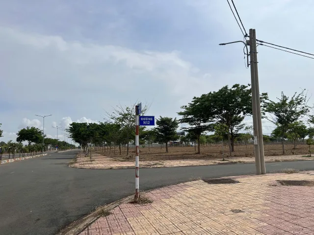 Gía chỉ hơn 1Tỷ có ngay đất mặt tiền Phùng Hưng, giáp chợ, gần KCN. Có sổ , S HƠN 100M2, sang tên trong ngày.