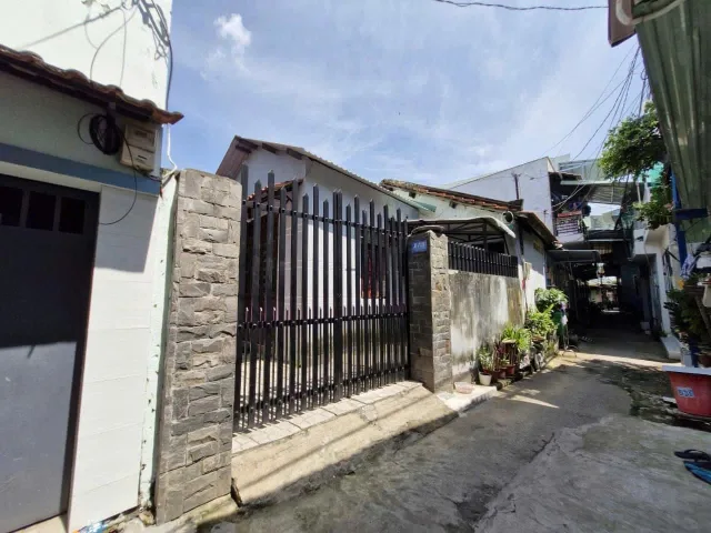 Bán gấp nhà 68,4m2 có 3 phòng trọ, dt đất 80.5m² ngang 10m giá chỉ 3.75 tỷ Phường Long Bình
