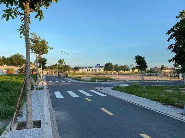 Chỉ hơn 990tr sang tay ngay lô đất 100m2 kế sân bay Long Thành. Có sổ sẵn_Hạ tầng 100%_full Thổ cư. Tặng ngay SH 125i. Hỗ trợ khách hàng tới 50%.!!!