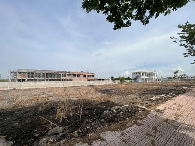 Bán đất ngay mặt tiền Phùng Hưng_Gần chợ An Bình. Gía tầm 2Tỷ(có trao đổi). S hơn 150m2_Có sổ_Thổ cư đầy đủ. Hạ tầng 100%. Đảm bảo đông dân dễ kinh doanh!!!