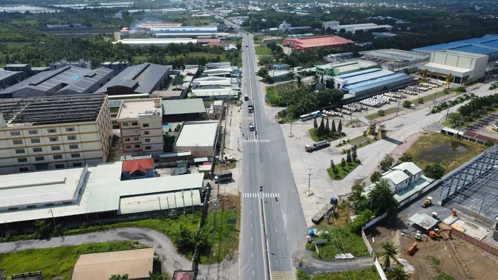 Đất mặt tiền TL 824, xã Lương Bình tdt 9800m2 ( 800m2 thổ + kho 560m2 + văn phòng 200m2) giá 50 tỷ