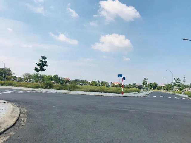 Bán gấp lô đất gần sân bay Long Thành , giá thương lượng. Gần chợ An Bình_Hạ tầng, Thổ cư 100%_ Ngay khu đông dân. Có sổ sẵn. Liên hệ trao đổi ngay!!!