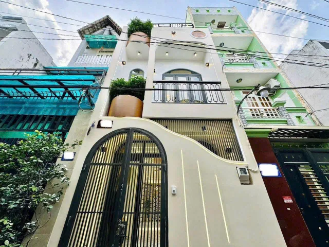 Vị trí đẹp gần Vạn Hạnh Mall. Căn 50m2 Sư Vạn Hạnh xây 1 trệt 3 lầu, giá 3 tỷ 050. Hẻm 4m, sổ sẵn