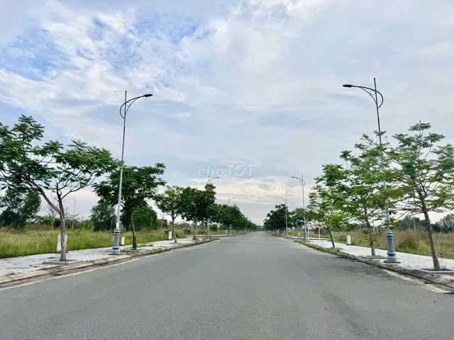 Hơn 1tỷ5 xíu có 2 mặt tiền đất full thổ cư ngay sân bay Long Thành, S hơn 150m2. Có sổ, hạ tầng 100%, Hỗ trợ thu mua/bán lại từ 6-12 tháng. Bao ở_Bao kinh doanh