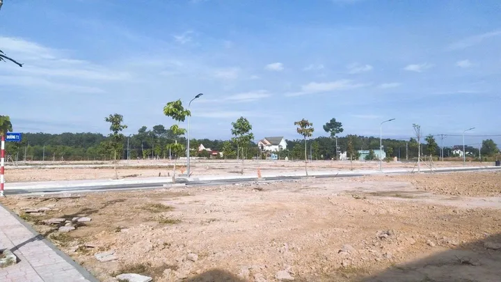 KDC ngay sân bay LONG THÀNH. S đa dạng, giá rẻ chỉ khoảng 1tỷ2, Full thổ cư, hạ tầng đầy đủ. Cách trung tâm HCM chỉ khoảng 45p. Hỗ trợ trả chậm tới 50%. Cam kết thu mua/bán lại lãi suất hơn 20%/năm