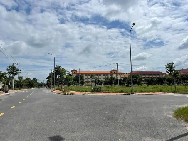 4 LÔ CẦN BÁN GẤP 20X50=1000M2 TC SHR NGAY CHỢ ĐƯỜNG 18M GIÁ 290TR/s