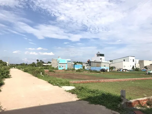 BÁN 4 LÔ MẶT TIỀN 20X50=1010M2 SHR CÓ 400M THỔ CƯ SÁT CHỢ GIÁ 290 TRIỆU/S 0938889035 A ÚT