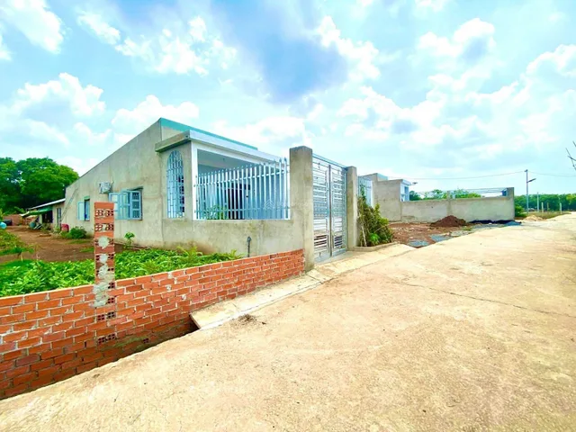 BÁN 4 LÔ MẶT TIỀN 20X50=1010M2 SHR CÓ 400M THỔ CƯ SÁT CHỢ GIÁ 290 TRIỆU/S 0938889035 A ÚT