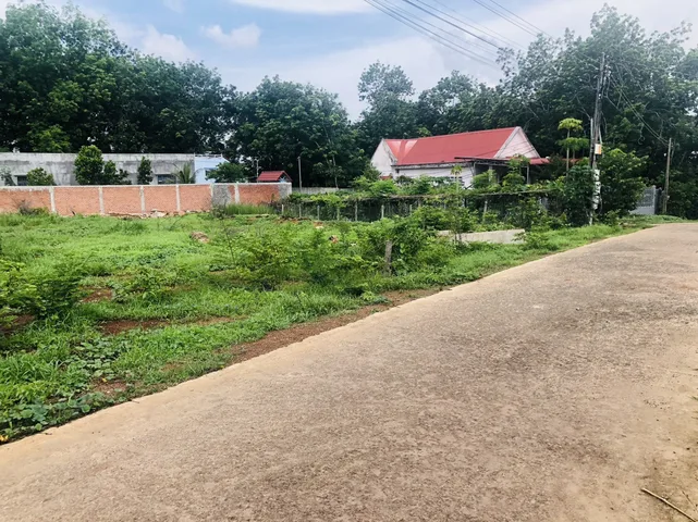 BÁN 4 LÔ MẶT TIỀN 20X50=1010M2 SHR CÓ 400M THỔ CƯ SÁT CHỢ GIÁ 290 TRIỆU/S 0938889035 A ÚT