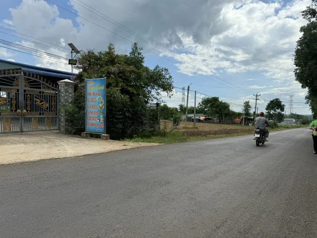 BÁN 4 LÔ MẶT TIỀN 20X50=1010M2 SHR CÓ 400M THỔ CƯ SÁT CHỢ GIÁ 290 TRIỆU/S 0938889035 A ÚT