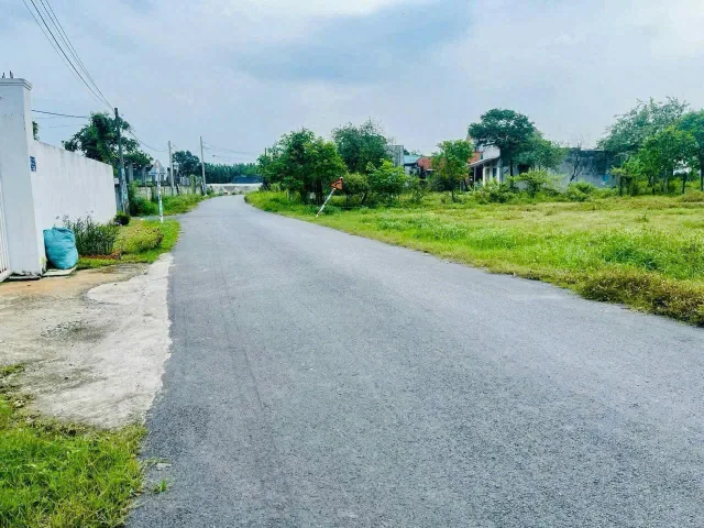 BÁN 4 LÔ MẶT TIỀN 20X50=1010M2 SHR CÓ 400M THỔ CƯ SÁT CHỢ GIÁ 290 TRIỆU/S 0938889035 A ÚT