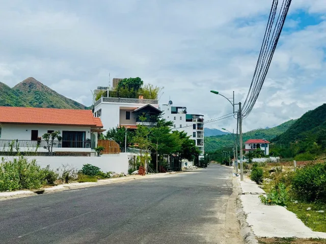 BÁN LÔ ĐẤT ĐẸP MẶT TIỀN 15m ĐƯỜNG TRIỆU QUANG PHỤC - VĨNH HOÀ, CÁCH BẾN DU THUYỀN CHỈ 2 PHÚT ĐI XE.
