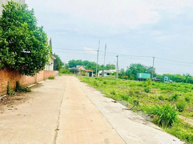 2 LÔ CẦN BÁN GẤP 10X40=400M2 TC SHR NGAY CHỢ ĐƯỜNG 18M GIÁ 290TR/s 093.888.9035