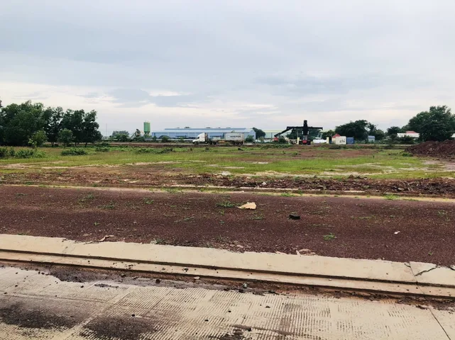 2 LÔ CẦN BÁN GẤP 10X40=400M2 TC SHR NGAY CHỢ ĐƯỜNG 18M GIÁ 290TR/s 093.888.9035