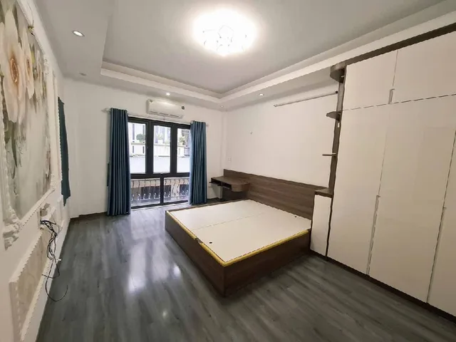 🏡NHÀ ĐẸP - LÔ GÓC - THOÁNG SÁNG - NGÕ THÔNG-  NÔNG GẦN PHỐ -  OTO ĐỖ GẦN - BA BƯỚC CHÂN RA CHỢ - BÃI XE GẦN NHÀ - TẶNG FULL NỘI THẤT 
+ Mô tả :_T1 : Khách + Bếp + Vs_T2 ,3,4 : 1pn + Vs _ T5:  Phòng thờ + Sân phơi
+ Sổ đỏ vuông đẹp , giao dịch ngay