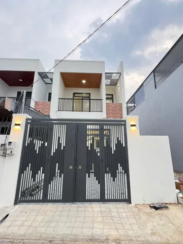 Nhà 1 Lầu Ngộp nặng bán gấp
____ Mặt tiền đường lớn 5x21