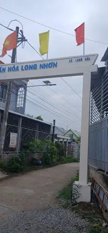 Nhà BÁN TẠP HÓA MẶT TIỀN Rộng 10m. Gần CẦU AN HÓA  KCN PHÚ THUẬN. Có CHỖ ĐẬU XE 7 Chỗ  FULL THỔ CƯ