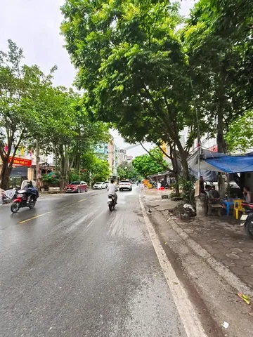 Bán gấp nhà mặt phố Mậu Lương, 40m2, mặt tiền 4.7m, vỉa hè rộng, vị trí đẹp, kinh doanh tốt, giá 10.5 tỷ