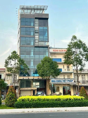 CHO THUÊ TÒA NHÀ MẶT TIỀN ĐƯỜNG VÕ VĂN KIỆT VỊ TRÍ ĐẸP