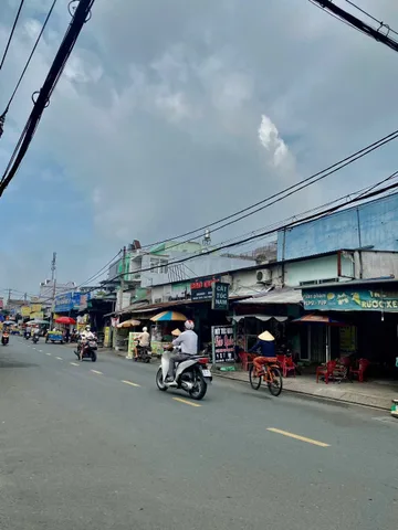 Nhà đẹp .Lê Đình Cẩn Dt 60m2 -3 tầng -3pn .Giá 7.3 tỷ .Hẻm thông thoáng ,ngay chợ ,tiện kinh doanh mọi nghành ngề