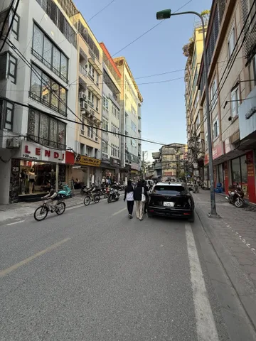 BÁN TÒA NHÀ CCMN ĐƯỜNG TAM KHƯƠNG. 120M2 - 9 TẦNG. THANG MÁY. 24 PHÒNG.